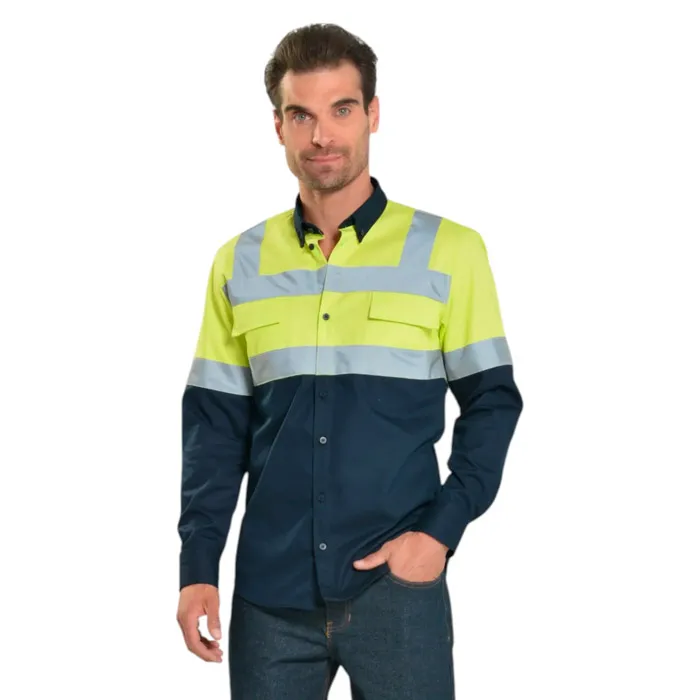 Trabajador usando uniformes personalizados industriales de alta resistencia diseñados para seguridad y comodidad en el entorno laboral.