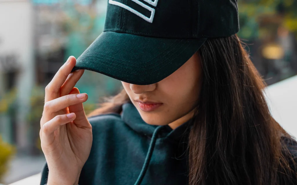 Gorra lista para regalo, mostrando cómo nuestras gorras personalizadas son perfectas para promocionar tu marca en cualquier ocasión.