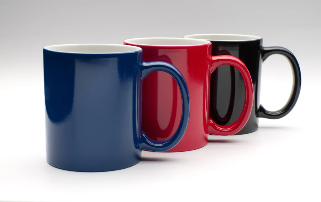 Imagen mostrando tazas personalizadas con colores llamativos de una empresa, perfectas para campañas de marketing.