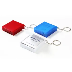 Imagen de 3 llaveros de diferente color, los cuales fueron personalizados con grabado láser para colocar la visibilidad de una marca.