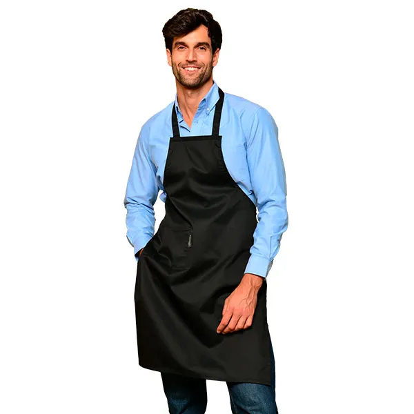Mandil negro elegante dentro de uniformes personalizados para personal de restaurantes y cafeterías.