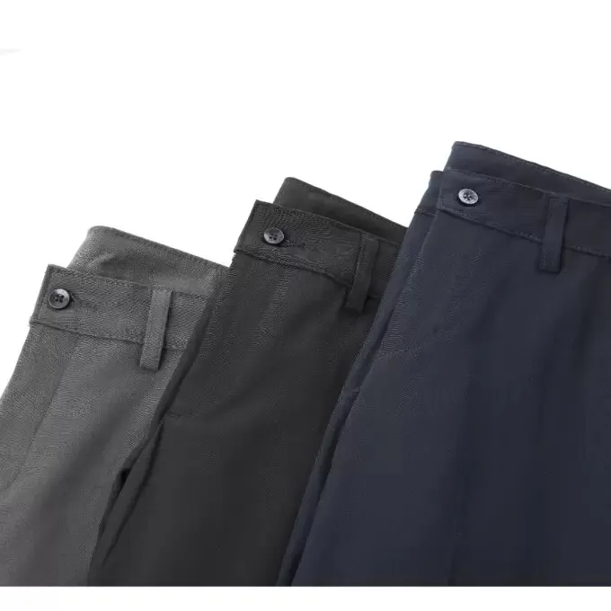 Pantalones corporativos como parte de uniformes personalizados para empresas que buscan elegancia y estilo en su imagen.