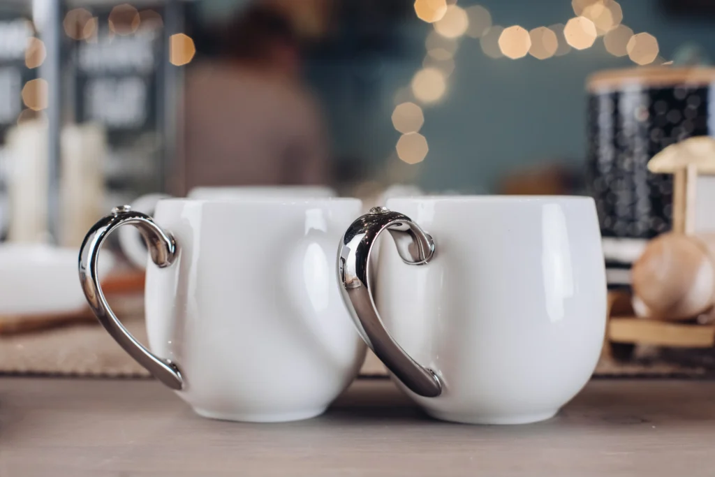 Imagen de tazas personalizadas con un diseño elegante, ideales como recuerdo en eventos y temporadas especiales.