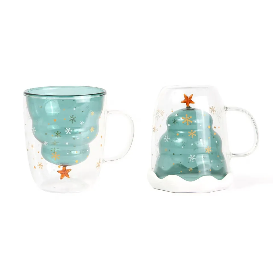 Taza de regalo con árbol navideño, ideal para artículos promocionales posadas elegantes y con estilo invernal.