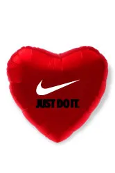 Globos metálicos en forma de corazón para campañas con artículos promocionales de San Valentín llamativos.