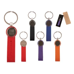 Detalle de llaveros de cuero personalizados con logotipo grabado, diseño resistente y estilo sobrio para regalo empresarial.