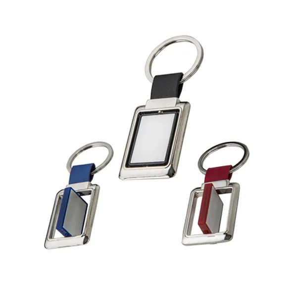 Tres llaveros de metal personalizados con acabado brillante y diseño elegante para uso promocional duradero.