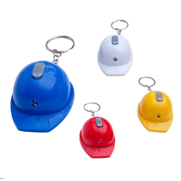 Cuatro llaveros de plástico personalizados en forma de casco ideales como recuerdo promocional para empresas constructoras o eventos.