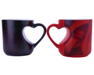Dúo de tazas azul y roja con asa de corazón para artículos promocionales de San Valentín para empresas.