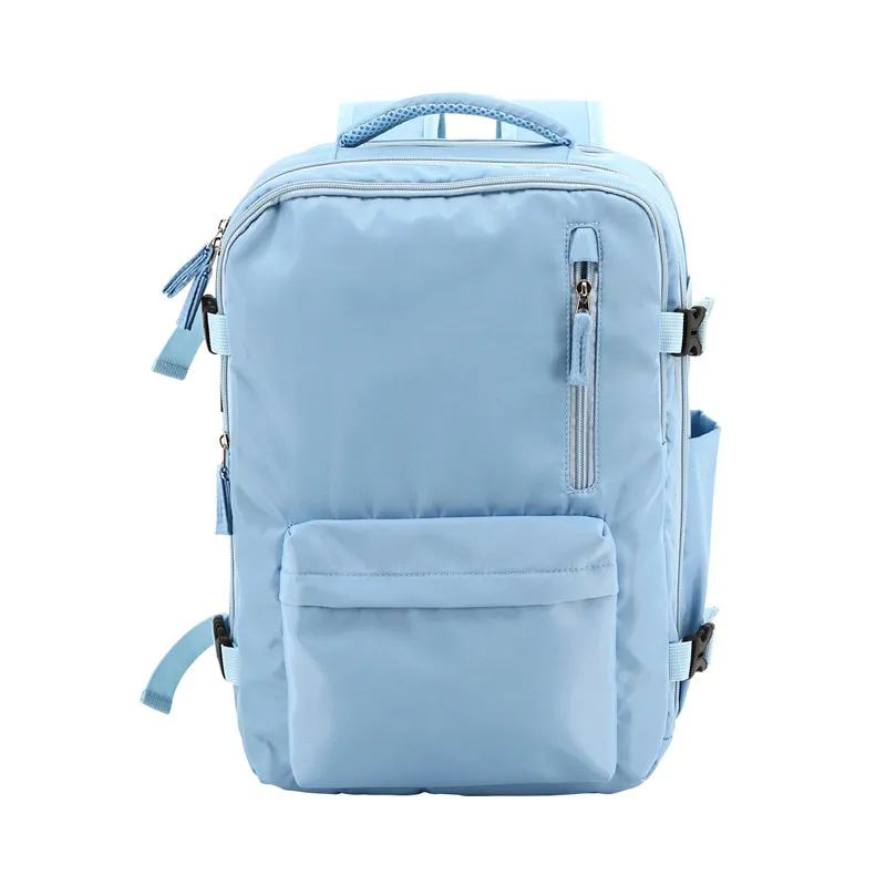 Mochila azul clásica con bordado decorativo que resalta su estilo y la hace perfecta para estudiantes.
