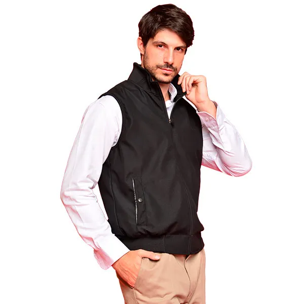 Chaleco corporativo con bordado profesional y combinación ideal para complementar uniformes junto con playeras personalizadas en entornos laborales.