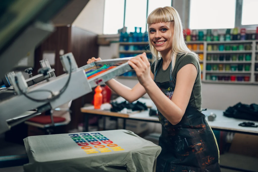 Imagen de playeras promocionales impresas, que explica qué es serigrafía mediante tintas resistentes, colores intensos y acabados duraderos para marcas.