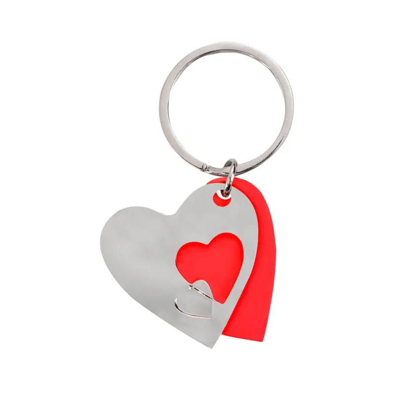 Llavero metálico en forma de corazón personalizado, demostrando qué es el grabado láser para regalos corporativos elegantes y duraderos.