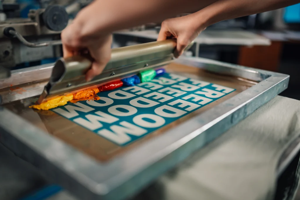 Imagen muestra qué es serigrafía aplicada correctamente sobre superficies de mucho color con impresión resistente para campañas empresariales.