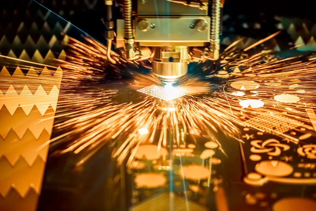 Equipo industrial mostrando qué es el grabado láser durante proceso preciso sobre artículos promocionales para empresas.