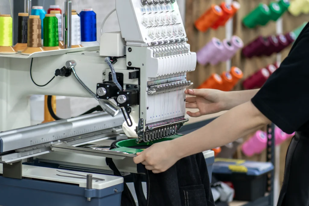 Uniformes empresariales personalizados con técnicas de bordado detalladas, diseño limpio, hilos resistentes y apariencia duradera.