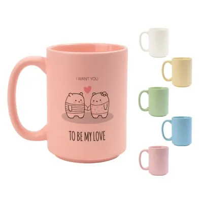 Taza personalizada con frase impresa cuidadosamente, mostrando cómo personalizar una taza para regalar con un detalle memorable.